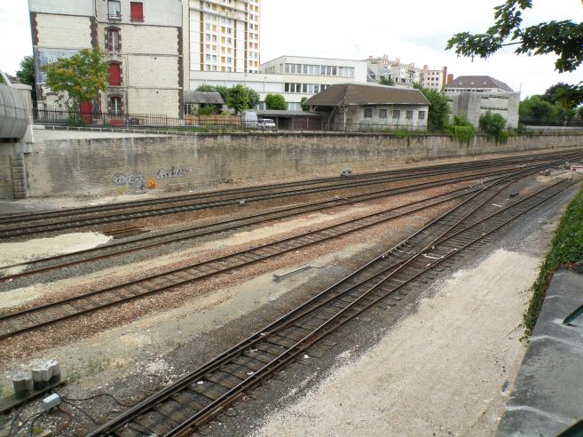  voies de chemin de fer, quartier de la gare